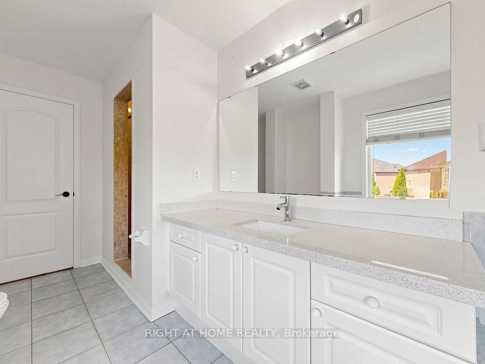 5817 Whitehorn Avenue, Mississauga, ON L5V 2W6 18