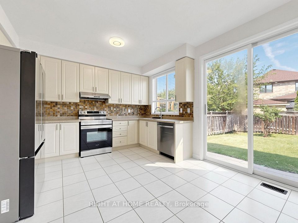 5817 Whitehorn Avenue, Mississauga, ON L5V 2W6 14