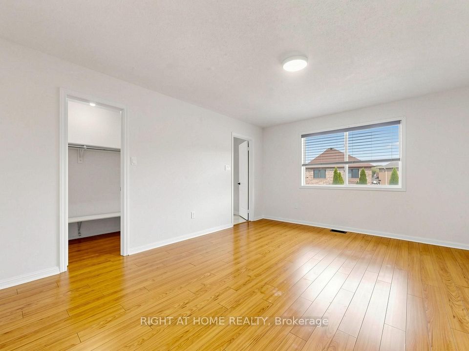 5817 Whitehorn Avenue, Mississauga, ON L5V 2W6 16