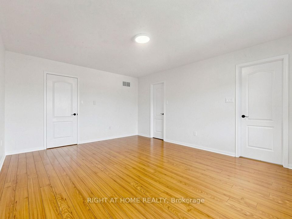5817 Whitehorn Avenue, Mississauga, ON L5V 2W6 17