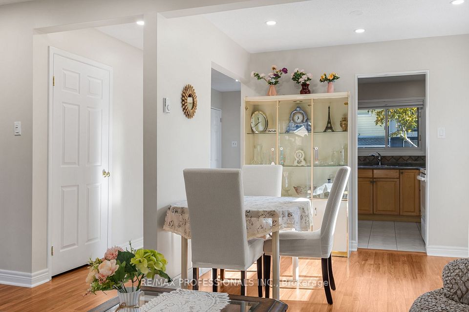 11 Grand Rapids Square, Brampton, ON L6S 2H9 9