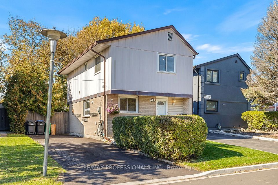 Detached at 11 Grand Rapids Square, Brampton, ON L6S 2H9
