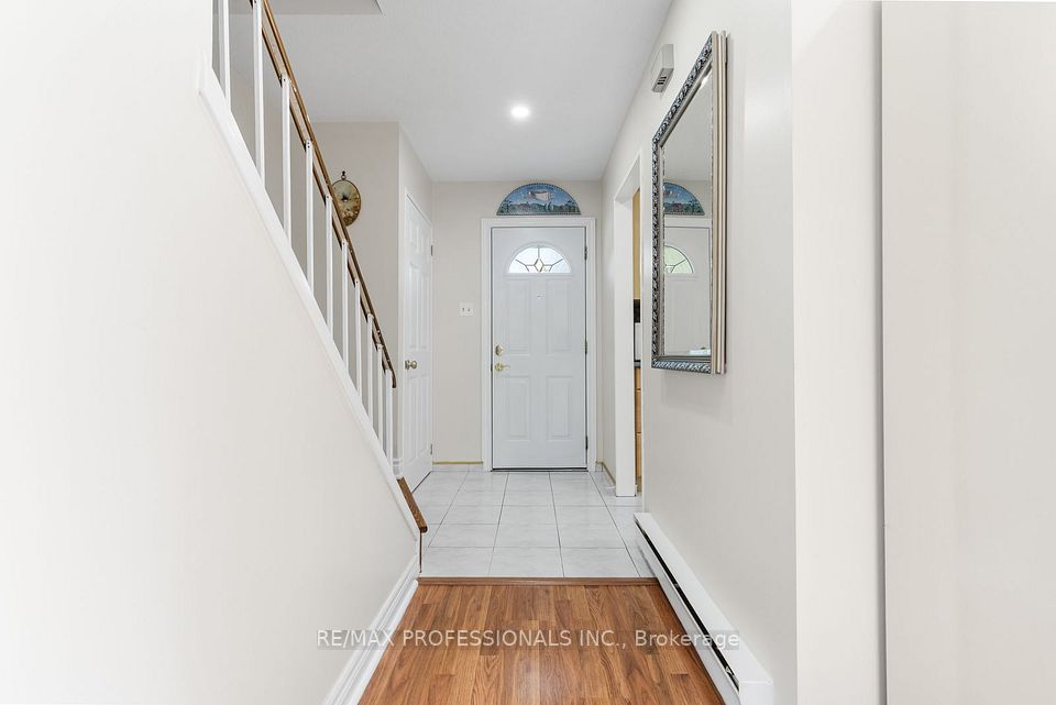 11 Grand Rapids Square, Brampton, ON L6S 2H9 3