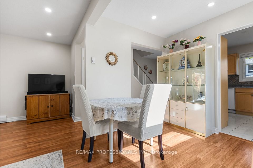 11 Grand Rapids Square, Brampton, ON L6S 2H9 10