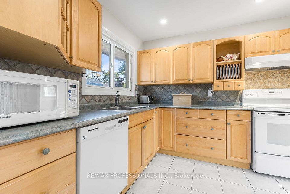 11 Grand Rapids Square, Brampton, ON L6S 2H9 12