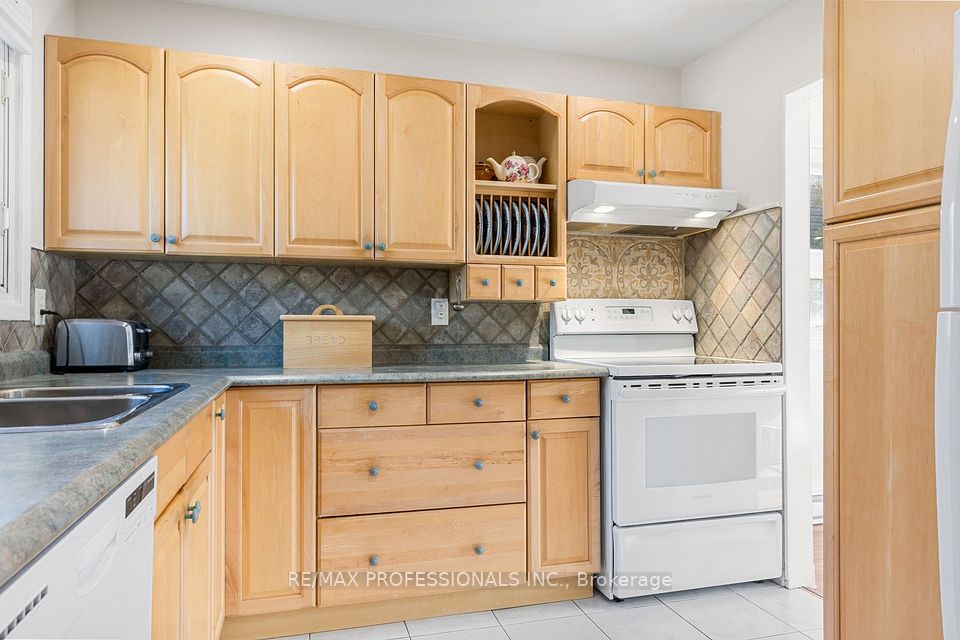 11 Grand Rapids Square, Brampton, ON L6S 2H9 13