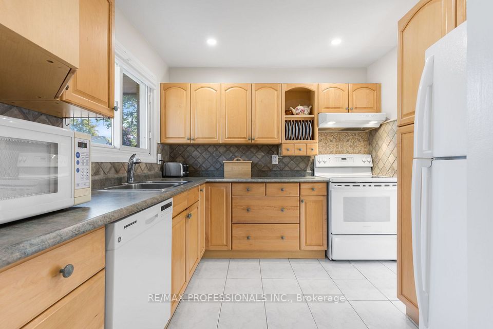 11 Grand Rapids Square, Brampton, ON L6S 2H9 11