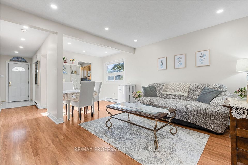 11 Grand Rapids Square, Brampton, ON L6S 2H9 5
