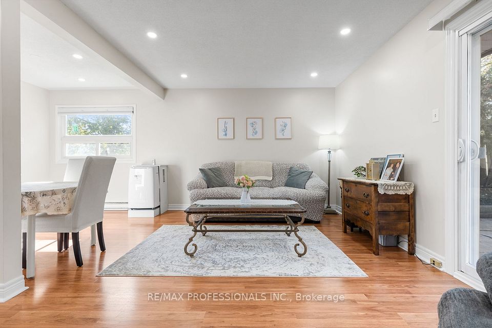 11 Grand Rapids Square, Brampton, ON L6S 2H9 6