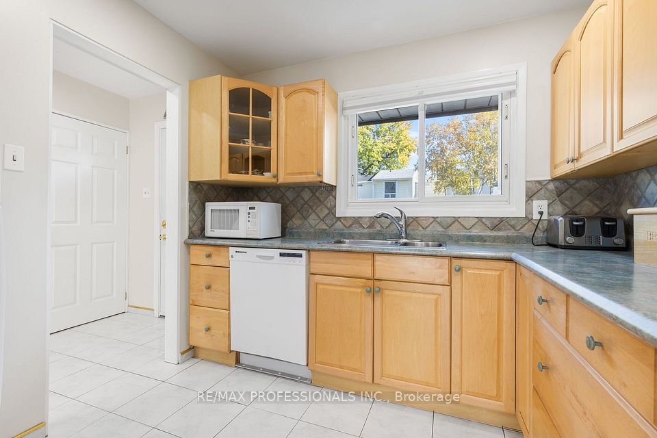 11 Grand Rapids Square, Brampton, ON L6S 2H9 14