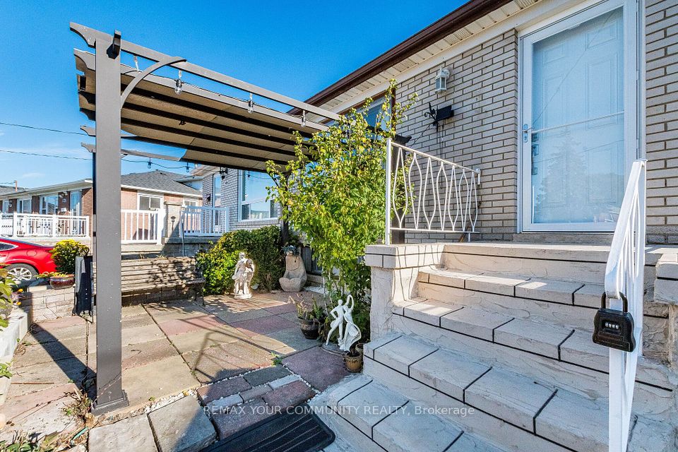 3696 Woodruff Crescent, Mississauga, ON L4T 1T9 3