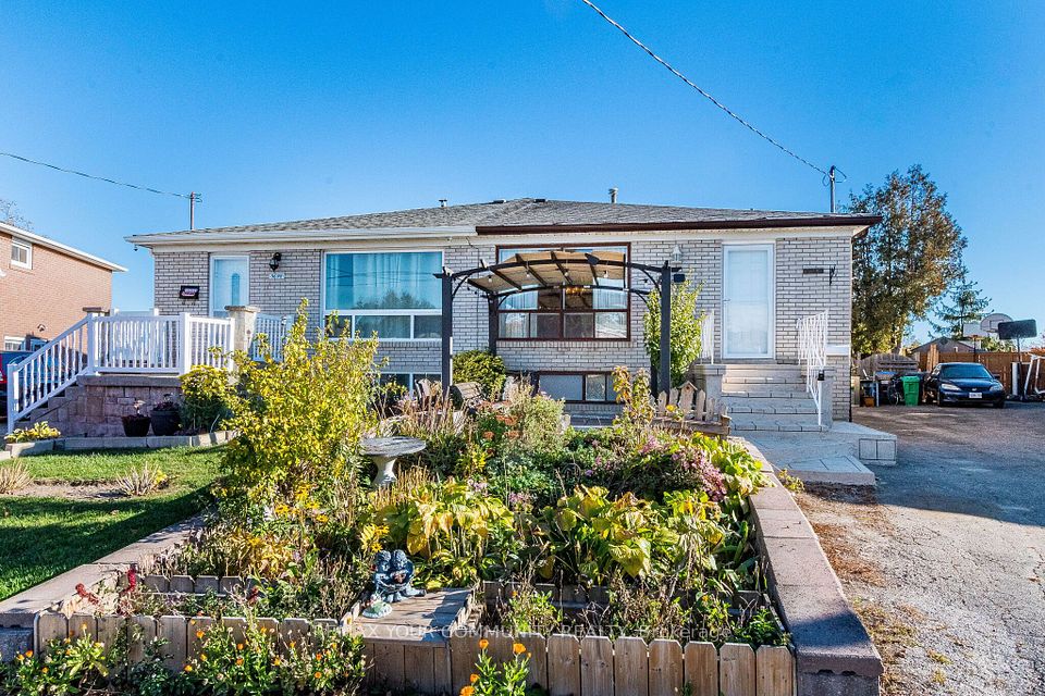Semi-Detached at 3696 Woodruff Crescent, Mississauga, ON L4T 1T9