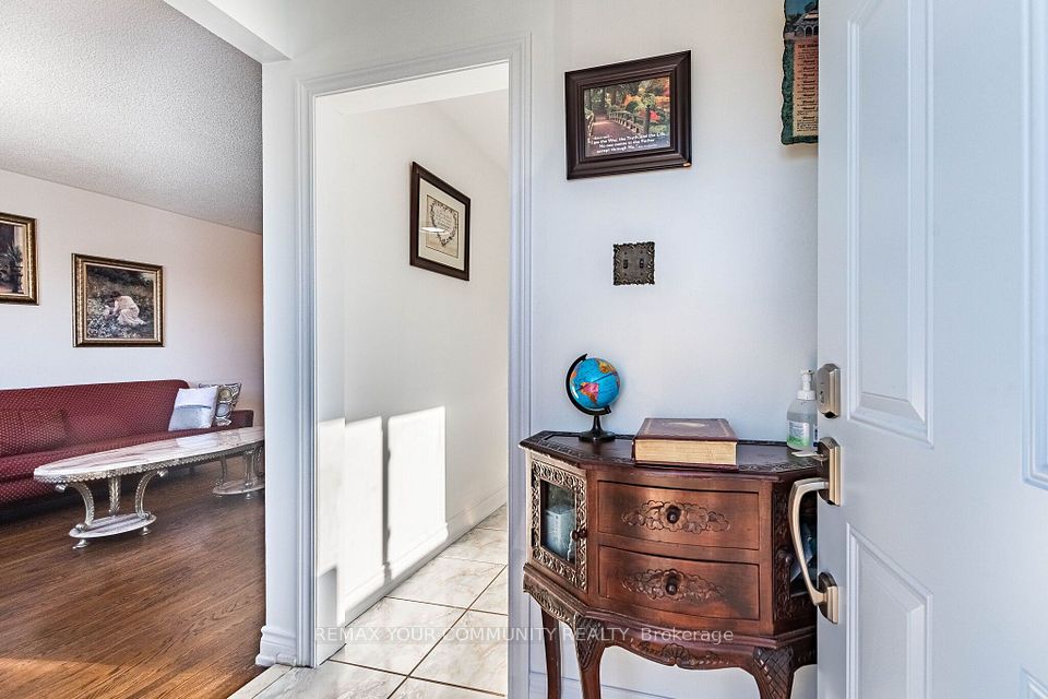 3696 Woodruff Crescent, Mississauga, ON L4T 1T9 4