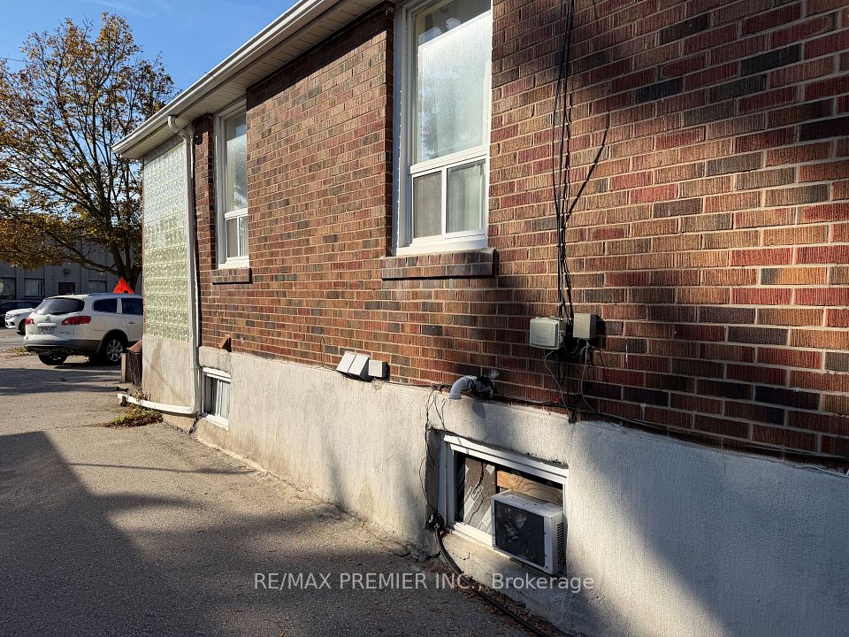 165 Thirtieth Street, Toronto, ON M8W 3C3 2