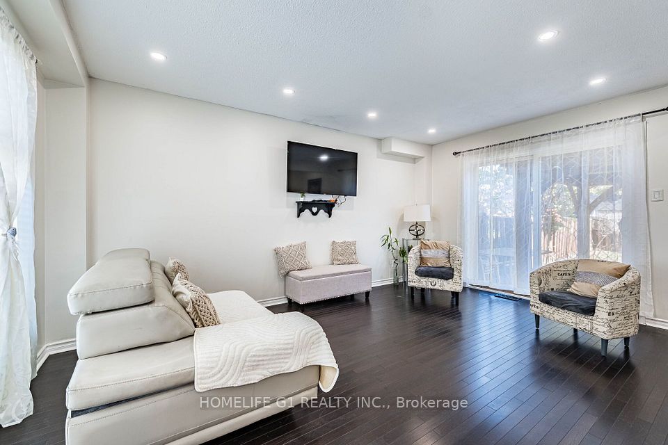 35 Greenbush Court, Brampton, ON L6S 2K2 9