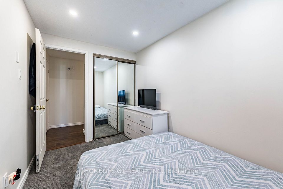 35 Greenbush Court, Brampton, ON L6S 2K2 24