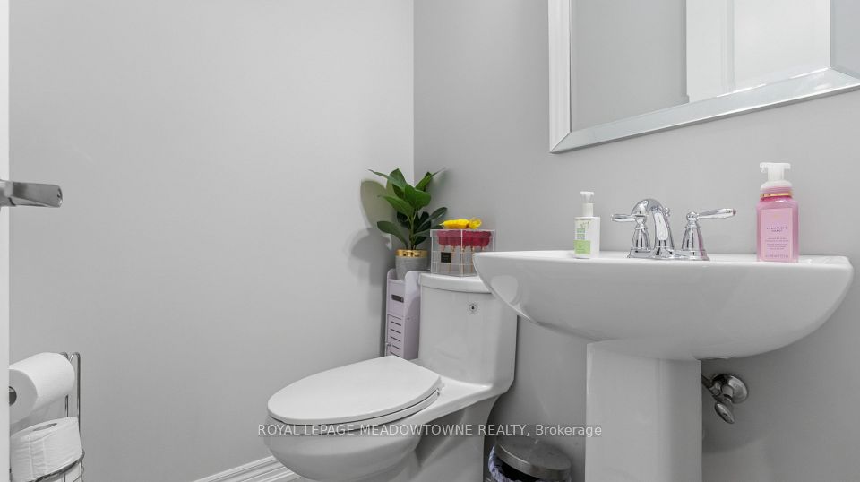 8 Angelfish Road, Brampton, ON L7A 5C5 18