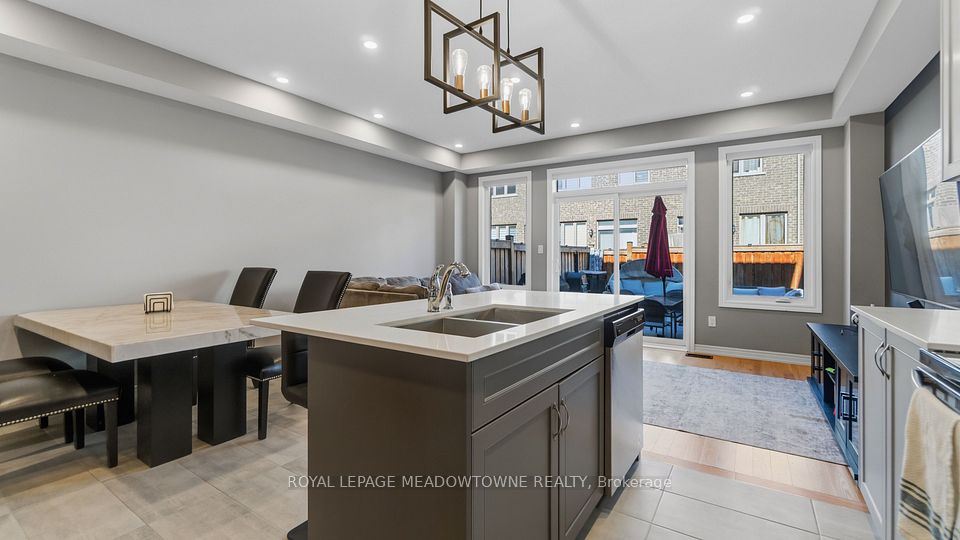 8 Angelfish Road, Brampton, ON L7A 5C5 12