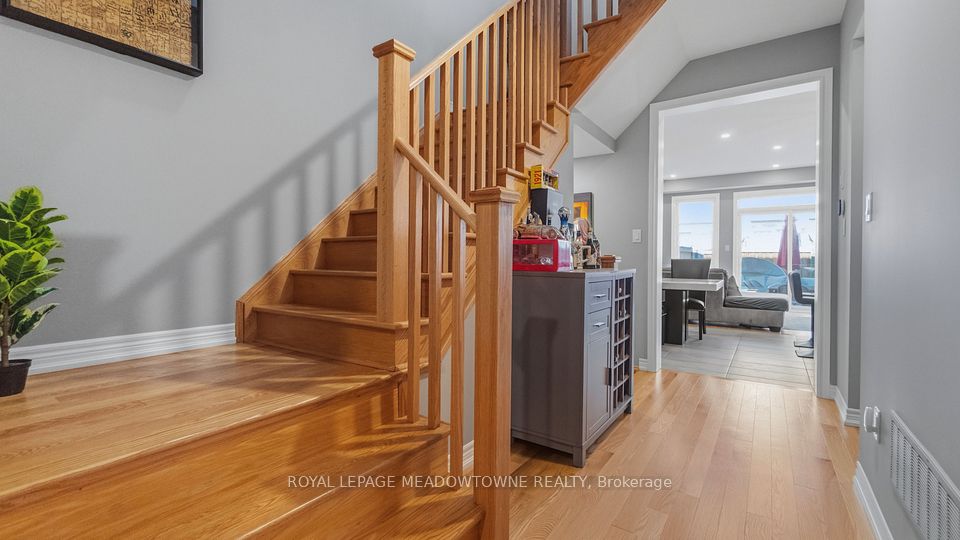 8 Angelfish Road, Brampton, ON L7A 5C5 6