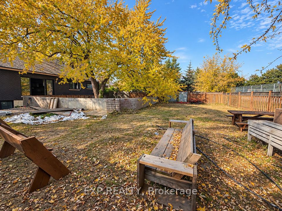 17 Windsor Road, Toronto, ON M9R 3G2 20
