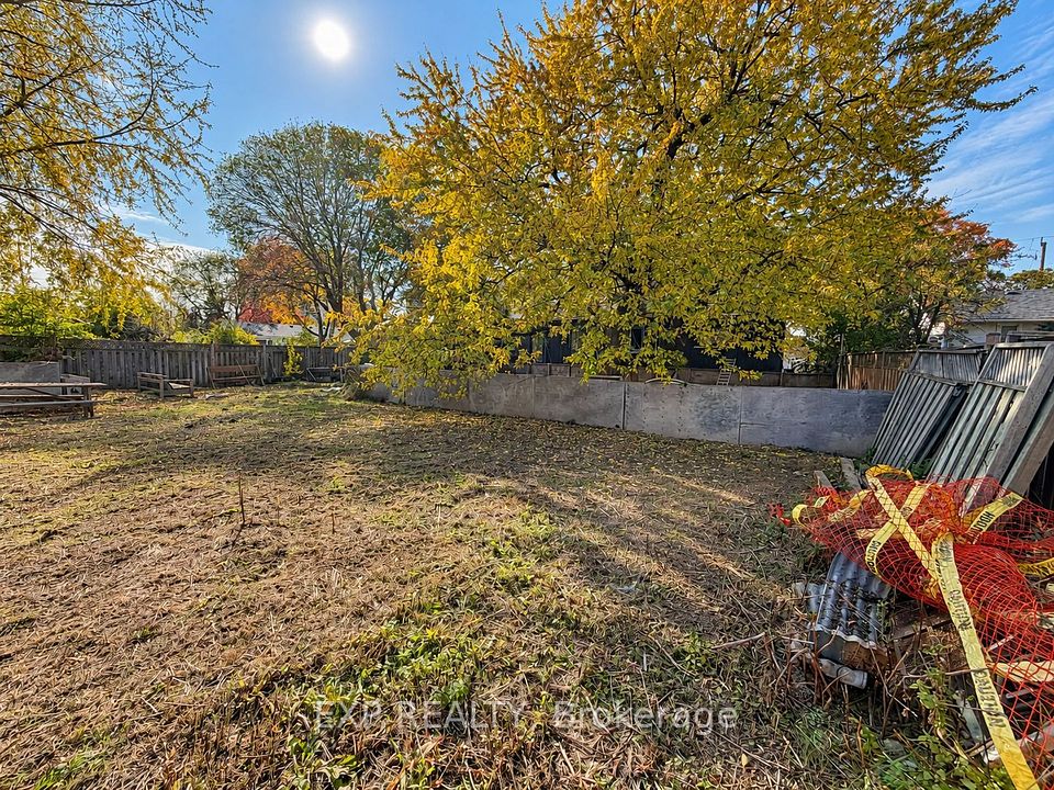 17 Windsor Road, Toronto, ON M9R 3G2 21