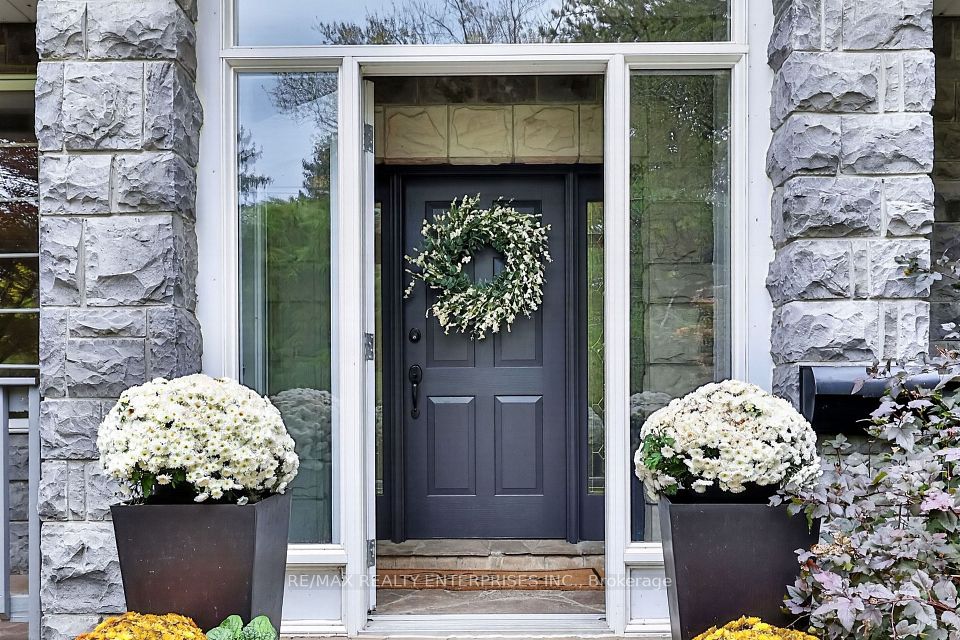 1492 Broadmoor Avenue, Mississauga, ON L5G 3T8 5