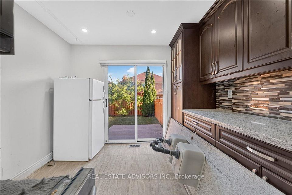 27 Coachwhip Road, Brampton, ON L6R 1X9 18