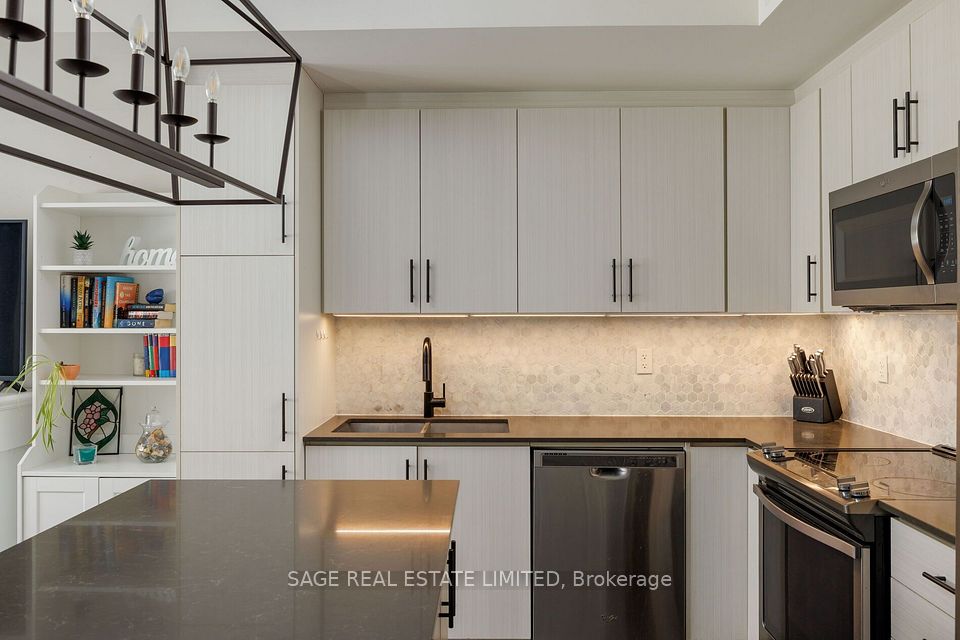 115 Long Branch Avenue 7, Toronto, ON M8W 0A9 13