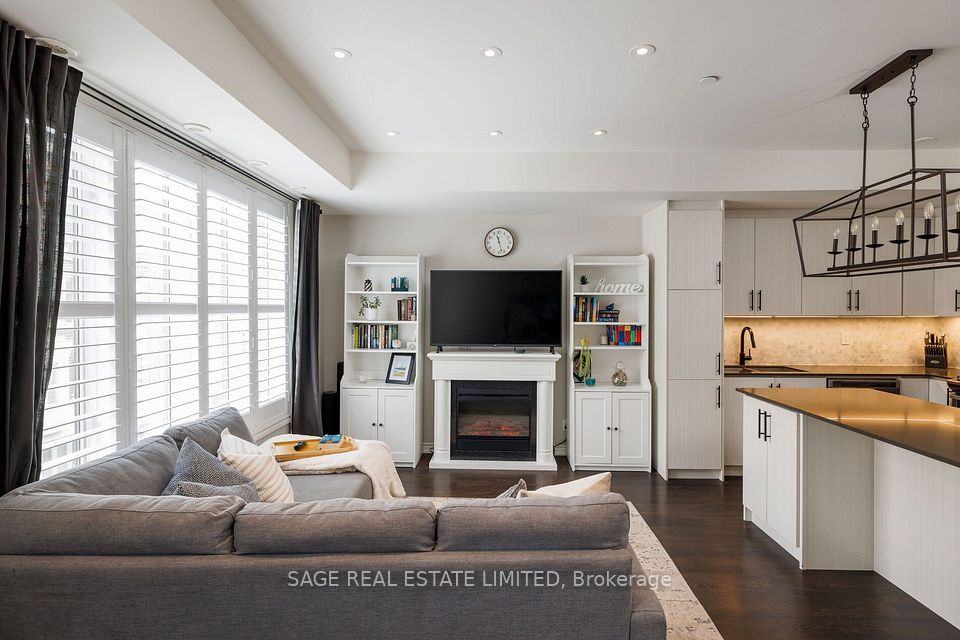 115 Long Branch Avenue 7, Toronto, ON M8W 0A9 4