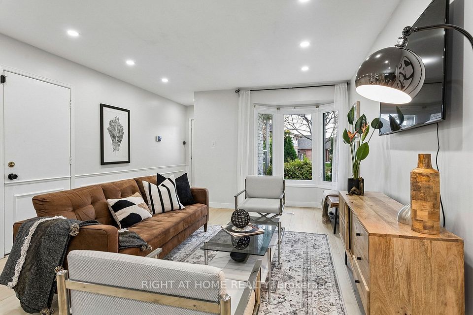 818 Miriam Crescent, Burlington, ON L7S 2B9 5