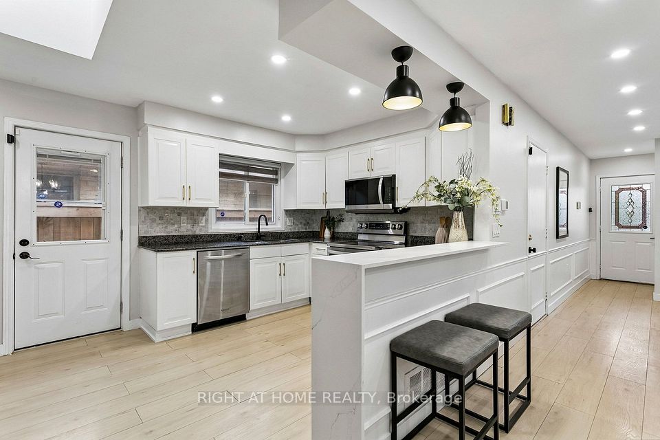 818 Miriam Crescent, Burlington, ON L7S 2B9 12