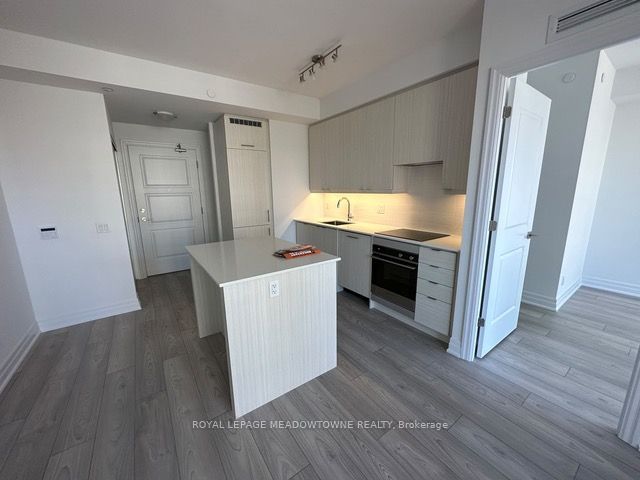 36 Elm Drive N 1501, Mississauga, ON L5B 1L9 4