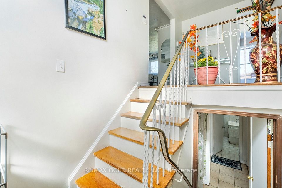 7337 Cambrett Drive, Mississauga, ON L4T 2R6 10