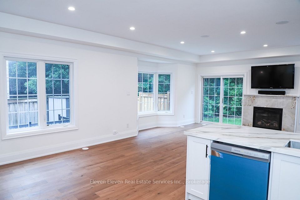 1557 Eglinton Avenue W Upper, Mississauga, ON L5M 7C1 5