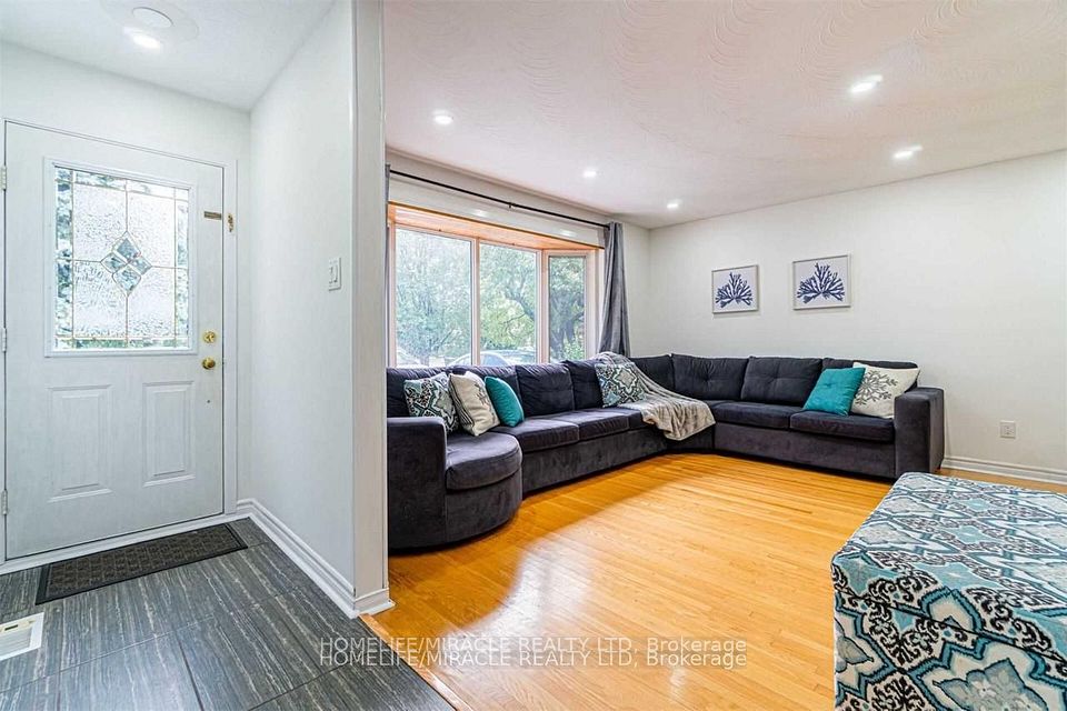 59 Brentwood Drive, Brampton, ON L6T 1R1 2