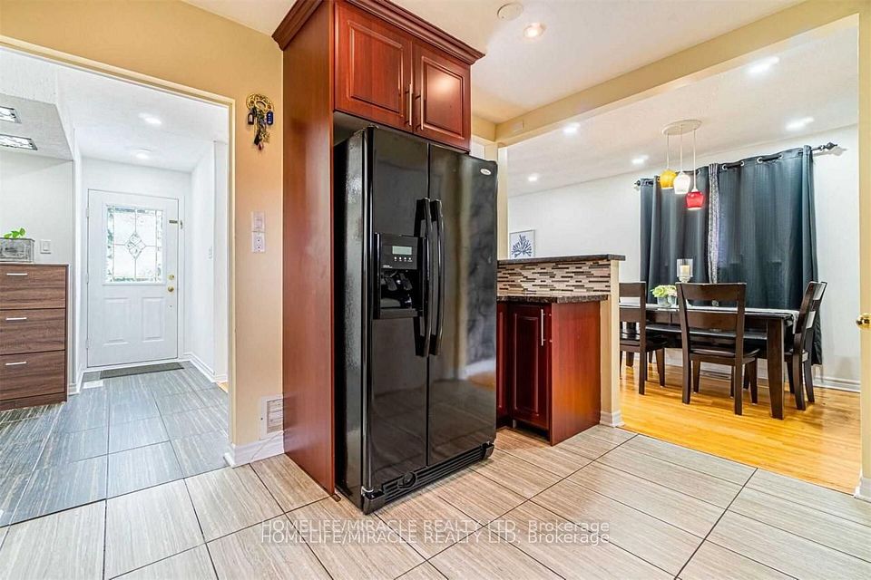 59 Brentwood Drive, Brampton, ON L6T 1R1 3