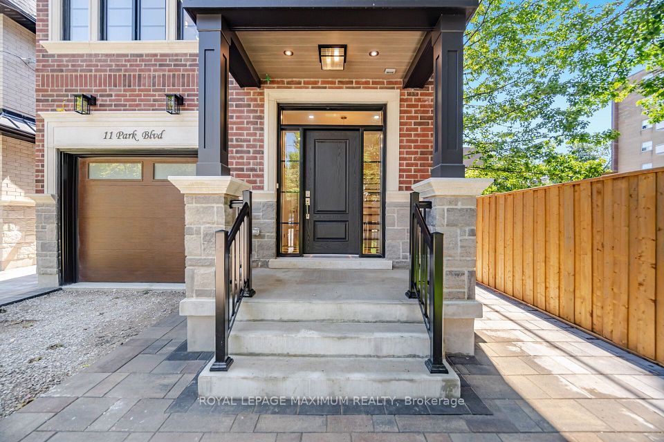 11 Park Boulevard, Toronto, ON M8W 1G3 2