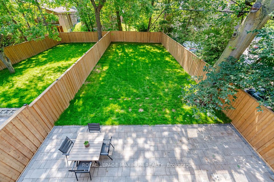 11 Park Boulevard, Toronto, ON M8W 1G3 25