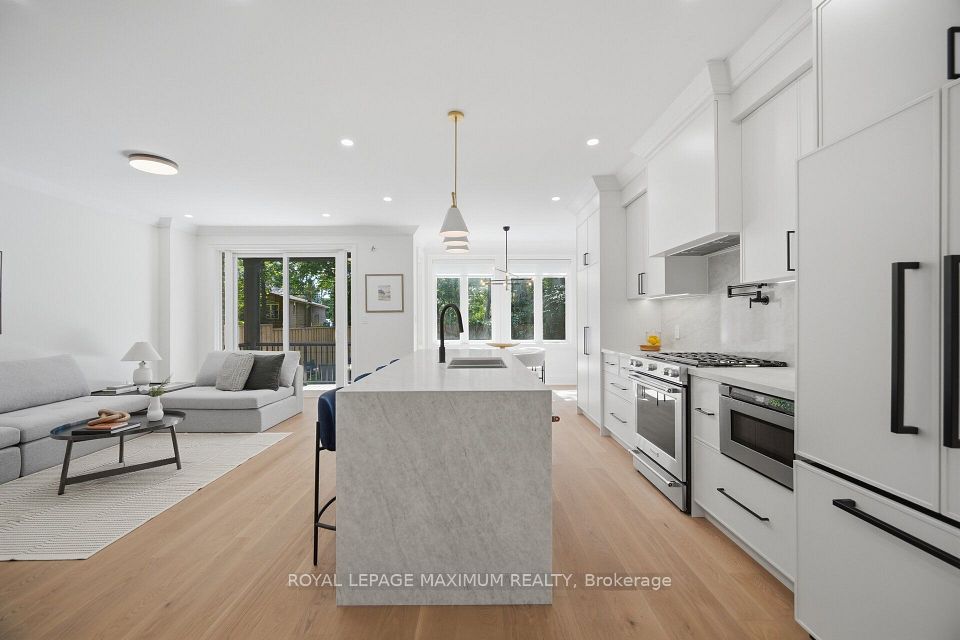 11 Park Boulevard, Toronto, ON M8W 1G3 9