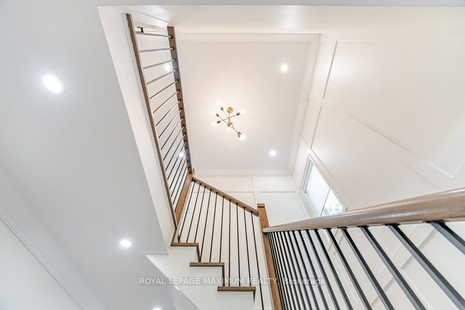 11 Park Boulevard, Toronto, ON M8W 1G3 5