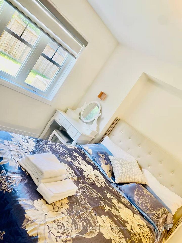 2123 Royal Gala Circle Backyard Apt, Mississauga, ON L4Y 0H2 12