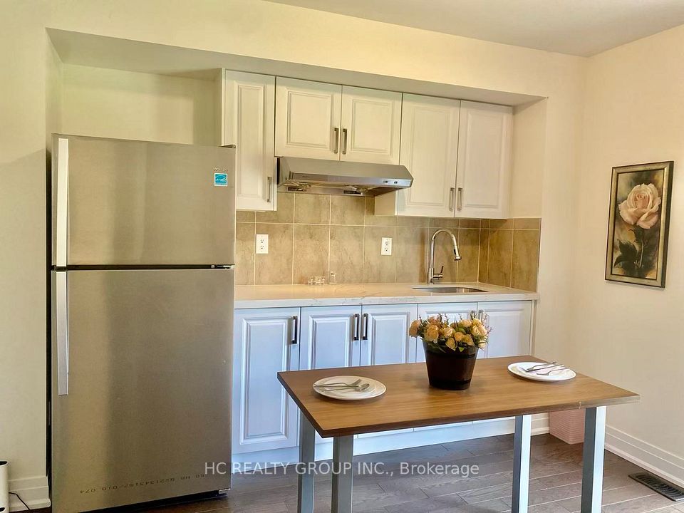 2123 Royal Gala Circle Backyard Apt, Mississauga, ON L4Y 0H2 3