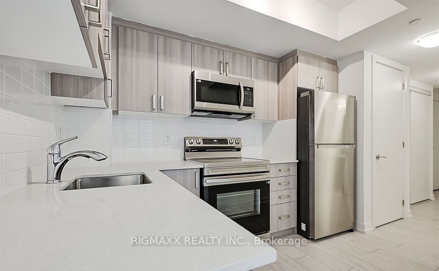 556 Marlee Avenue W 521, Toronto, ON M6B 0B1 2