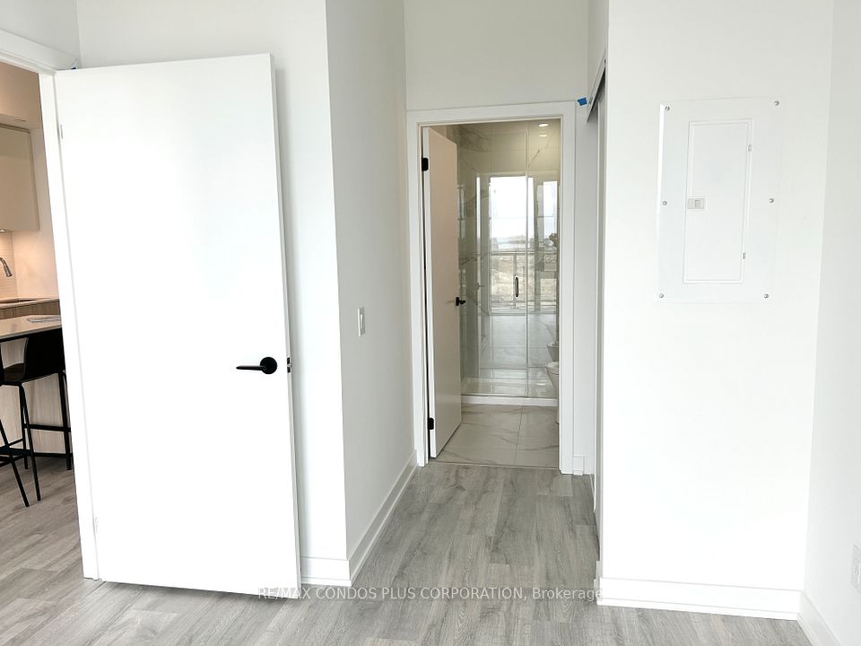 220 Missinnihe Way 320, Mississauga, ON L5H 0A9 8