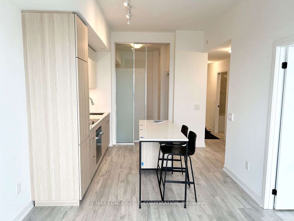 220 Missinnihe Way 320, Mississauga, ON L5H 0A9 2