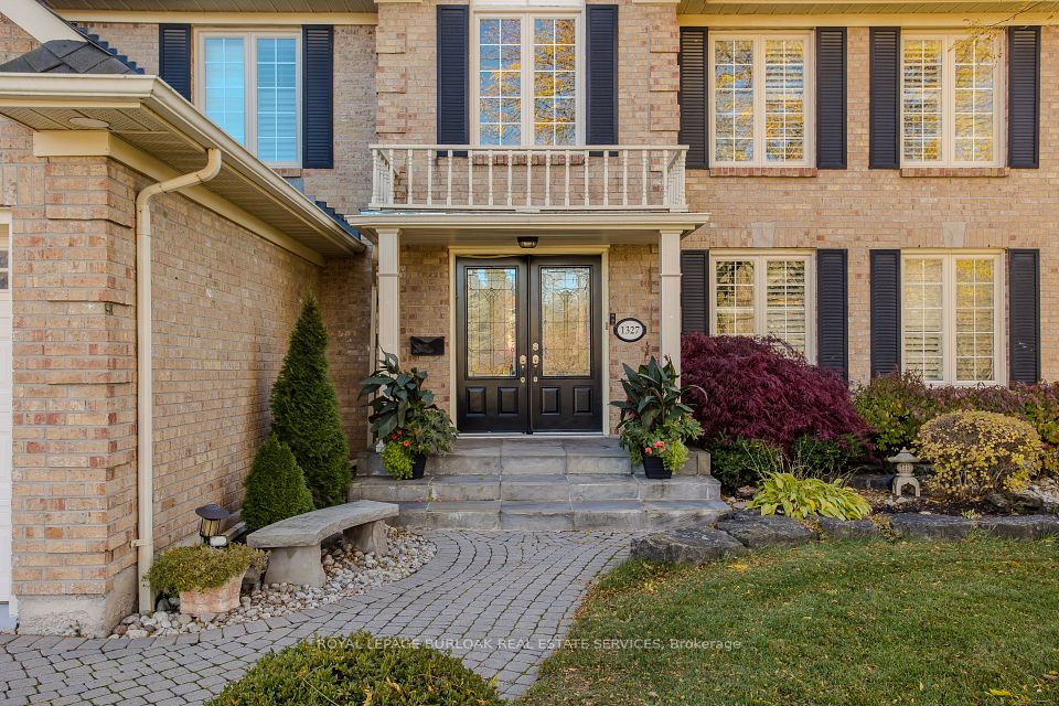 1327 Hazelton Boulevard, Burlington, ON L7P 4V1 3