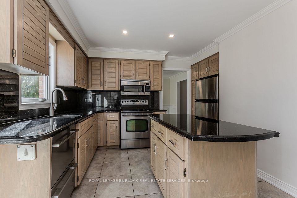 1327 Hazelton Boulevard, Burlington, ON L7P 4V1 11