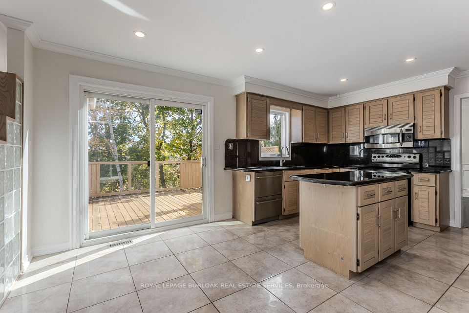 1327 Hazelton Boulevard, Burlington, ON L7P 4V1 12