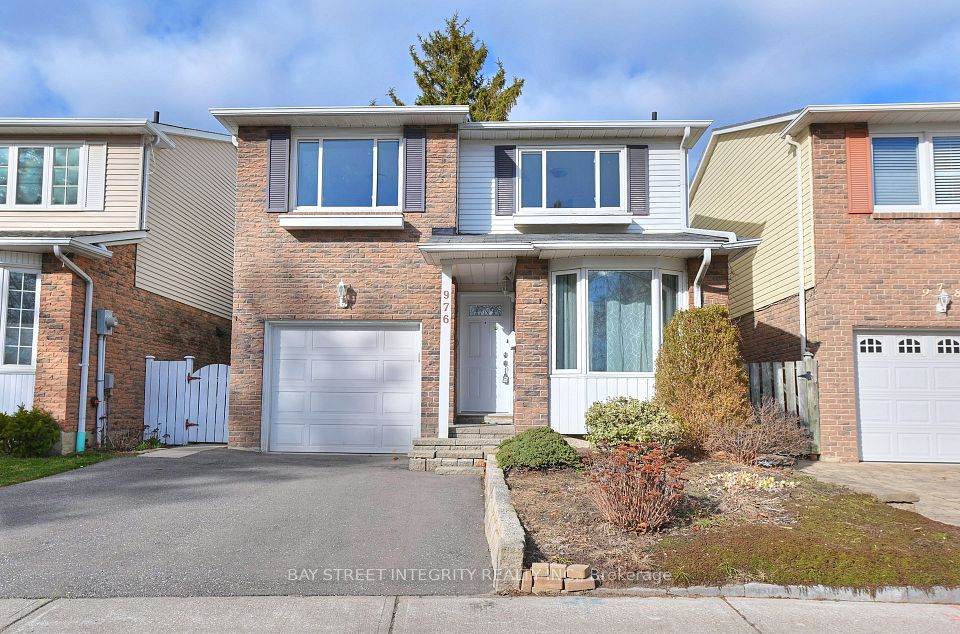 Detached at 976 Raintree Lane, Mississauga, ON L5H 3Y6