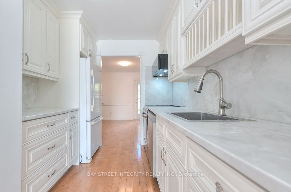 976 Raintree Lane, Mississauga, ON L5H 3Y6 5